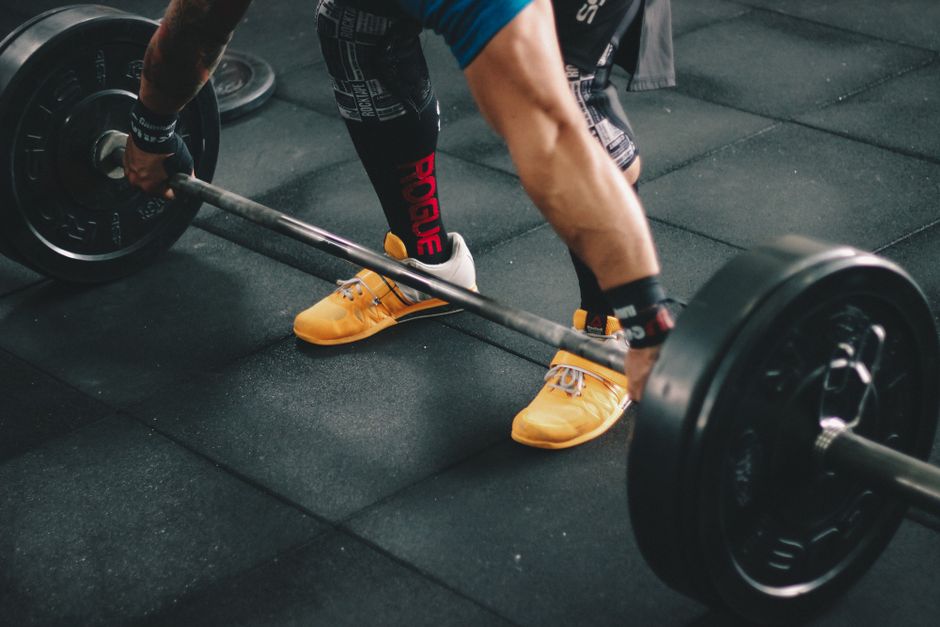 Man lifting a barbell in the gym.